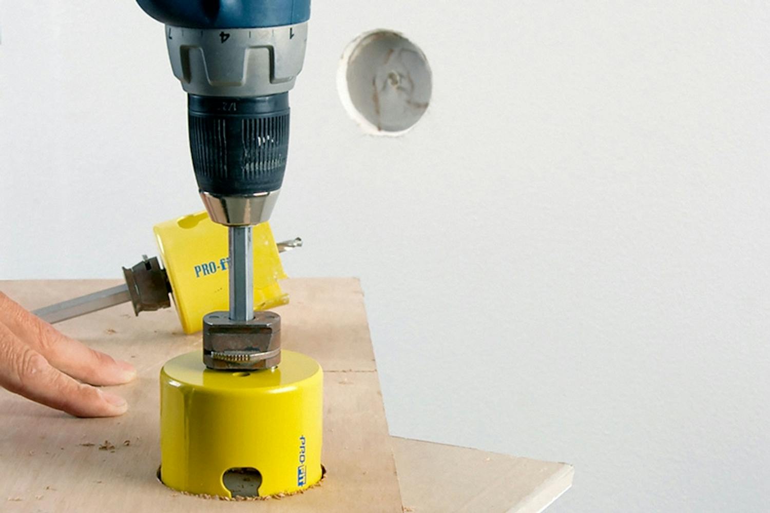 Reikäsaha: Reikäsaha on korvaamaton työkalu isojen reikien poraamiseen. Reikäsaha: Reikäsaha on korvaamaton työkalu isojen reikien poraamiseen.